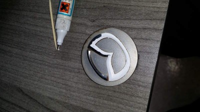 On cache le logo au blanco