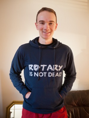 P1130855 - CopieSD.jpg (202.04 Kio) Consulté 33562 fois Sweat-shirt à capuche ROTARY IS NOT DEAD. Vous découvrez ma tronche au passage.