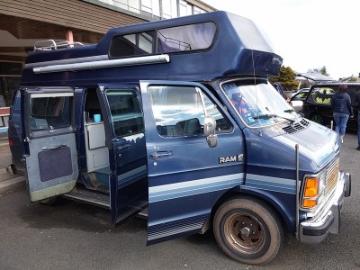 Un Camper Van aménagé avec un gros V8 américain sous le capot !