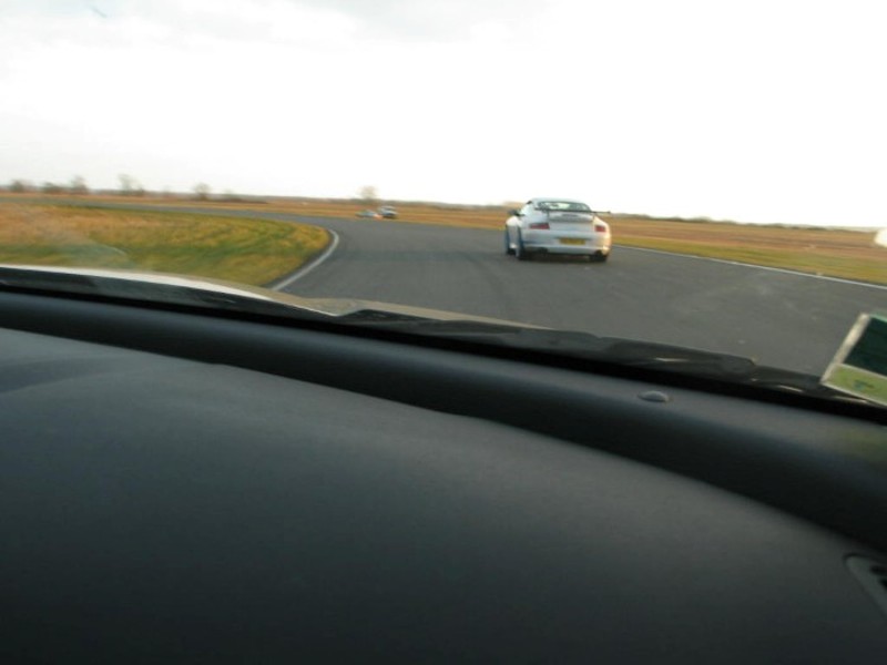 au fond à droite une porsche qui a tondu de la pelouse! lol