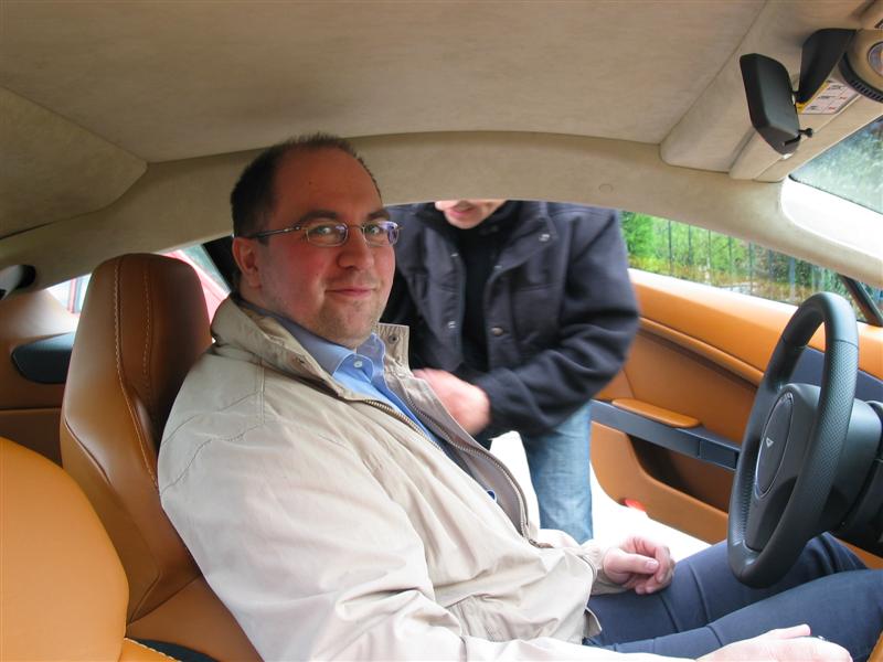 (Tiens, j'ai l'air gros dans l'Aston aussi)