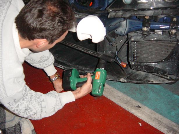 3 secondes de perceuse et un néon de refixer