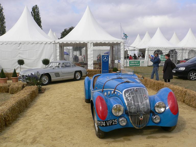 tout ça c'est vieux mais c'est beau , la Mercedes est me semble t'il une vieille SL portes papillon !