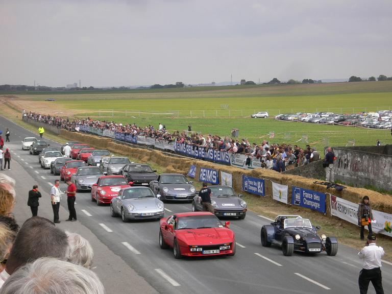 une perle rare devant le peloton : la FABULEUSE FERRARI GTO !!!! LA MEILLEURE  DES FERRARI POUR MOI, la F40 s'inspirera de son bagage technique (moteur notamment), un bijoux qui se monnaie à prix d'or !!