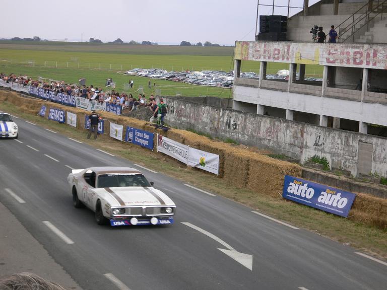 une véritable Nascar américaine des vieilles années !!! impressionnant !
