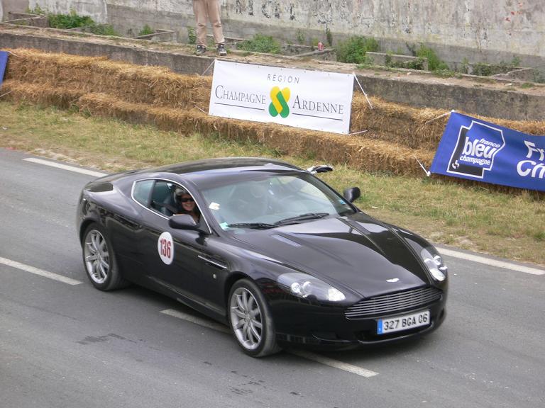 Tchii adore : l'Aston Martin DB9 !