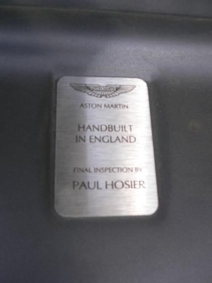 la plaque du moteur de l'Aston !