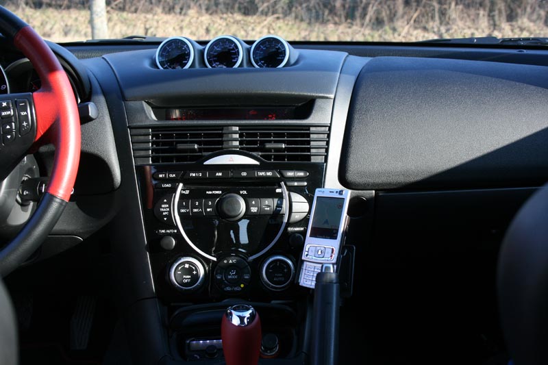 Voici le tableau de bord avec en premier le Kit PARROT 3100, puis un support que j'ai commandé sur internet pour mon téléphone Nokia N95 et ensuite le support Mano de chez RX8Strakes.com