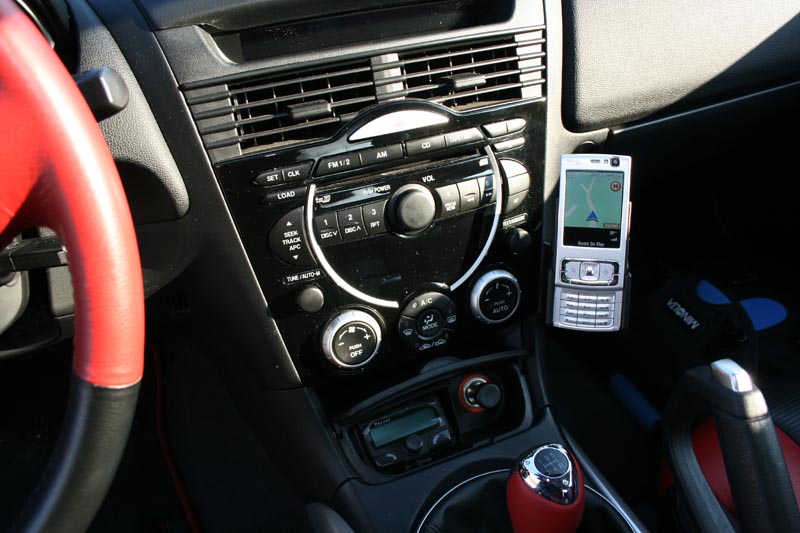 Bien sur le GPS du Nokia N95 est connecté en bluetooth sur le parrot qui lui est branché sur le HP centrale du kit Bose.