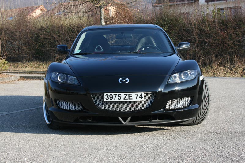 Grille pour l'avant avec suppression des anti brouillard ainsi que des plaques d'origine et des plastiques qui empêche à mon AEM de respirer ^^
