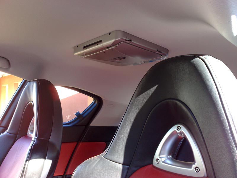 Installation d'un écran LCD 10 pouces Phonocar avec infrarouge pour écouter le son avec casque infrarouge pour mes 2 enfants.