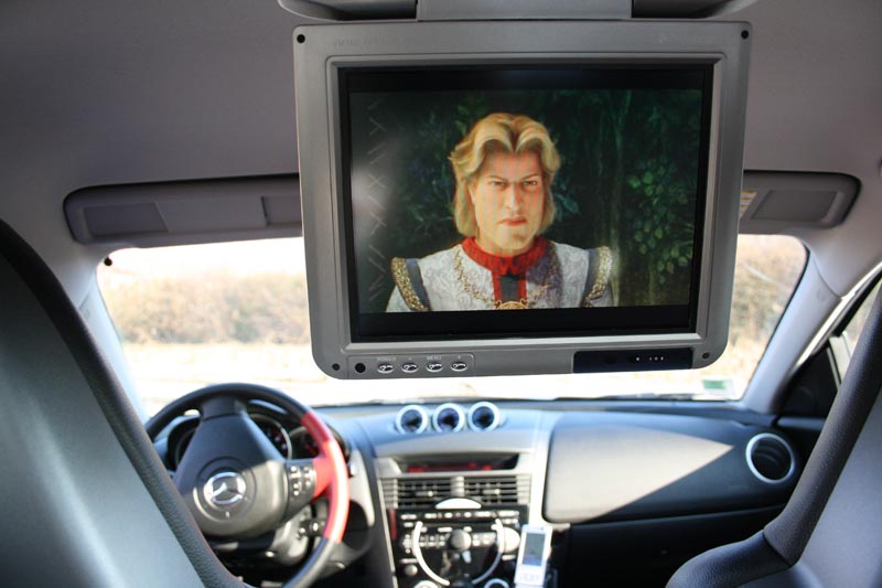 LCD de trés bonne qualité avec les divx qui vont bien.
<br />
<br />J'ai installé un disque dur multimédia 2.5 dans la boite à gant centrale qui est géré avec une télécommande.