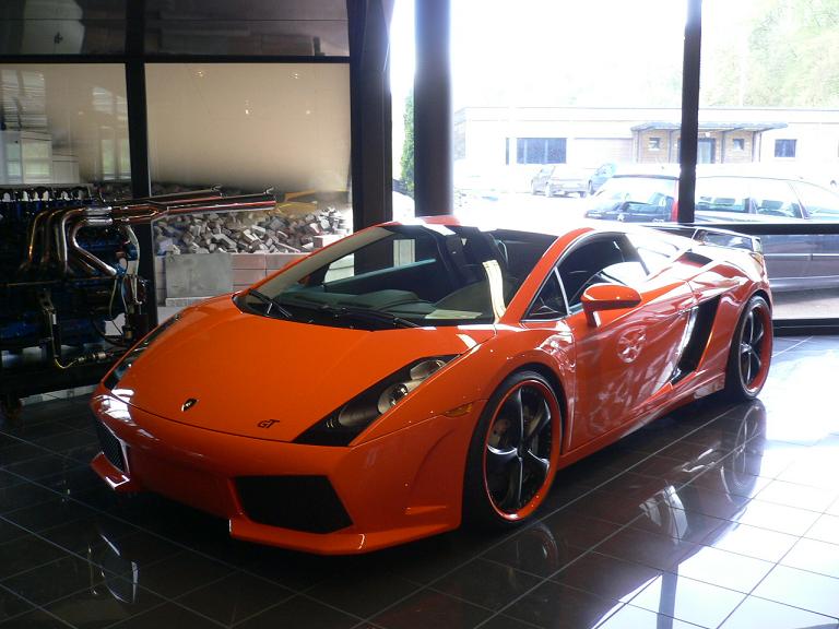 60 lambo dans un showroom, qui dit mieux !!