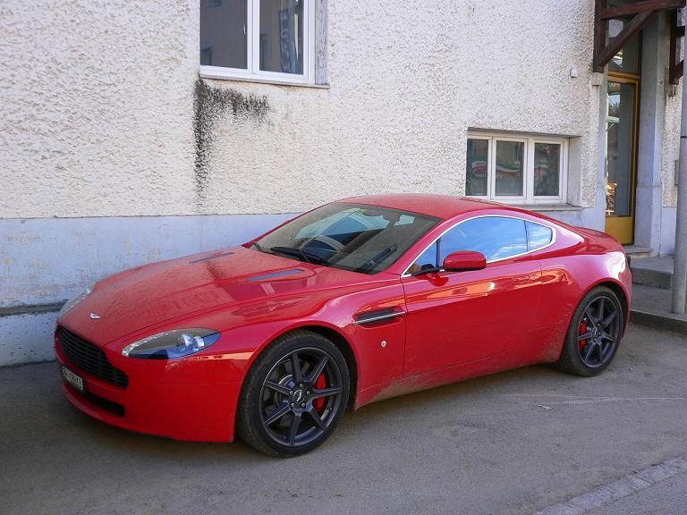drôle de couleur pour une Aston.