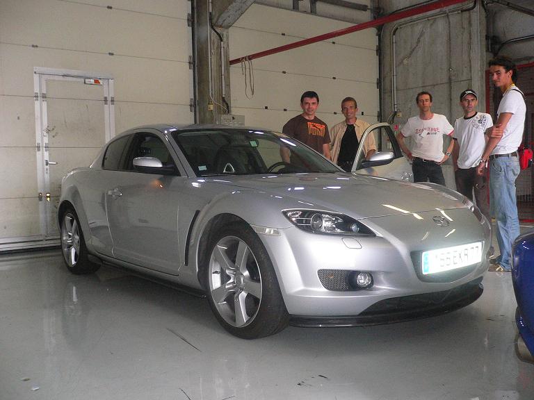 la Rx8 de Nicolas D, entourée de beaux gosses :p : Nicolas D, Bibounou, Pierre le frère de Gaétan,Gaétan et Louis (DriverX).