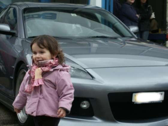 &lt;&lt;Tu veux bien aller checher les petites ailettes qui brillent sur la voiture du Monsieur pour Papa?&gt;&gt;