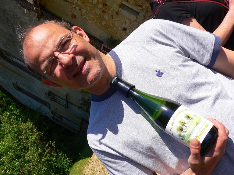 Philheap a tout compris : buvez des pommes, portez un tee shirt apple ;)