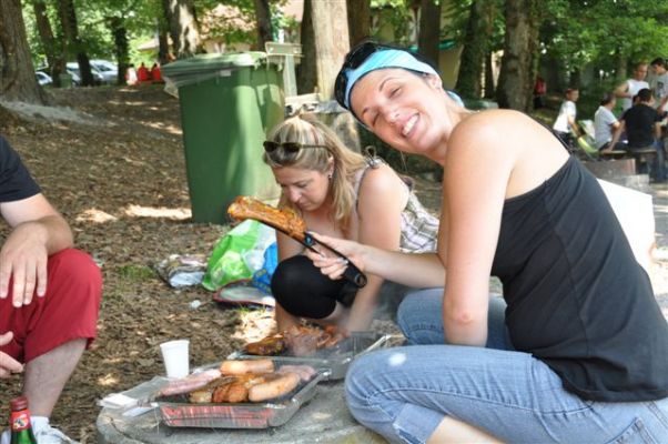 nos deux grill qui chauffe doucement et les cuisinières au fourneau