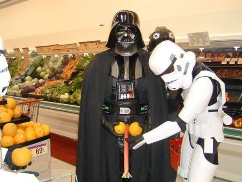 Puis une fois leurs méfaits commis, sur le chemin du retour, ils en profitent tous pour aller faire des courses à la superette du coin dans une ambiance de franche camaraderie !