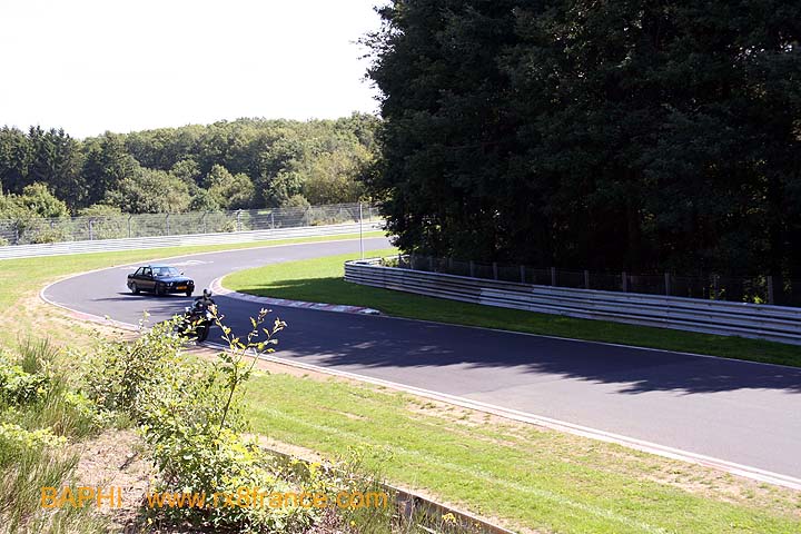 LA BMW rate son virage et part en travers ...
<br />La moto est sortie beaucoup trop large et est monté sur les vibreur ... et le pilote a du mouillé son cuir !!!