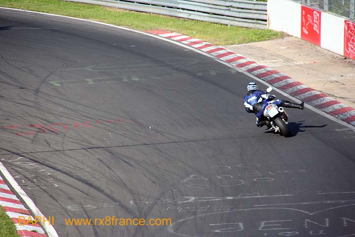 Nouveau jeu ... qu'est ce que ce motard fait ??