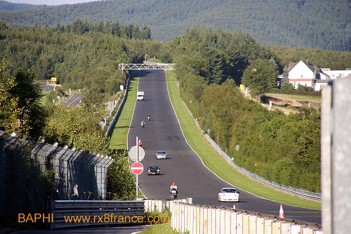 La longue ligne d'arrivée ... de quoi refroidir la voiture ... et c'est bien un camping car dans le fond !!
