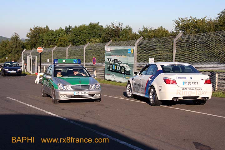Elle part et fait une rencontre ...
<br />Ils sont là a cause d'un incident / accident !
