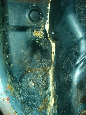 Passage de roue arrière : traces de corrosion apparues derrière la protection en tissu.