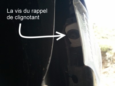 Cette vis se cache derrière le plastique du passage de roue