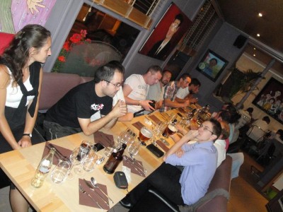 Allé zou on fait la bise a tous le monde et pi a table