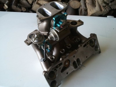 c'est le clapet du bas qui pose probleme a ton regime.<br />ou alors celui qui est controler par le servo moteur a l'arriere