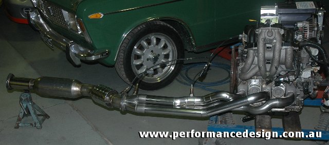 Le moteur avec sa ligne d'échappement
