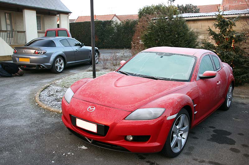 Il cherche quoi le monsieur sous la voiture de Gana ...